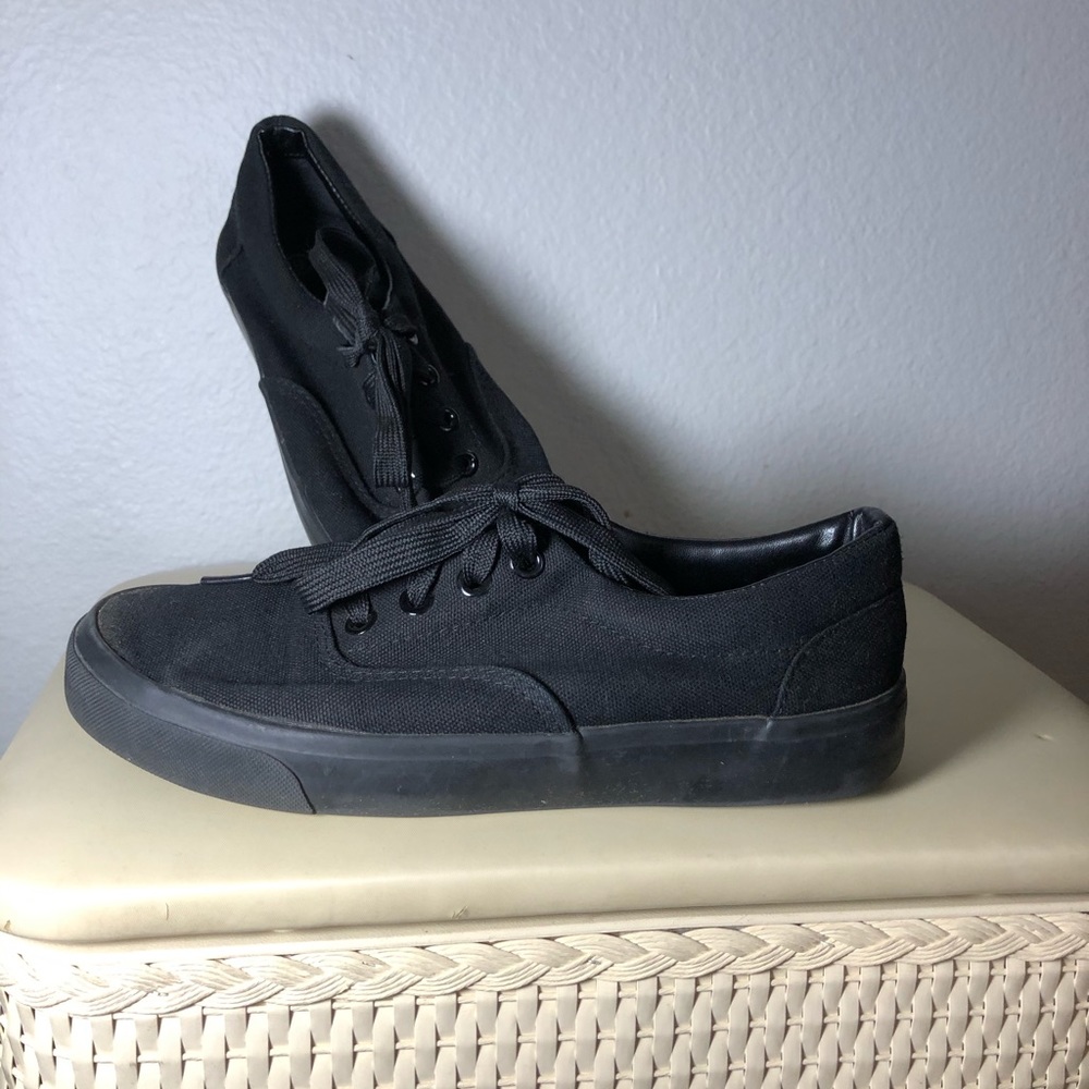 Black tennis shoes